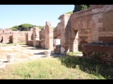 03188 ostia - regio i - insula xii - caseggiato dei triclini (i,xii,1) - hof - ostseite - bli ri nordosten - 06-2024.jpg